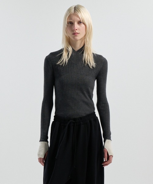 CINOH(チノ)の「15.5 MICRON WOOL SOFT V-NECK KNIT(ニット/セーター・レディース・ブラック/チャコールグレー/ベージュ・38/36)」の3枚目の写真