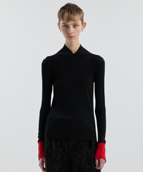 CINOH(チノ)の「15.5 MICRON WOOL SOFT V-NECK KNIT(ニット/セーター・レディース・ブラック/チャコールグレー/ベージュ・38/36)」の2枚目の写真
