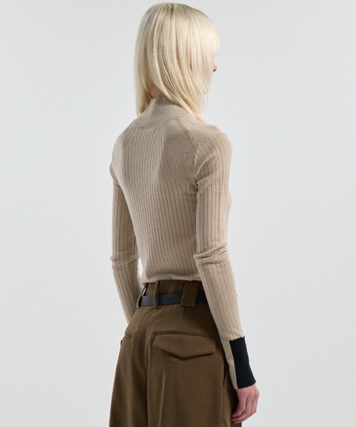 CINOH(チノ)の「15.5 MICRON WOOL SOFT V-NECK KNIT(ニット/セーター・レディース・ブラック/チャコールグレー/ベージュ・38/36)」の10枚目の写真