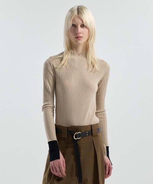 CINOH(チノ)の「15.5 MICRON WOOL SOFT V-NECK KNIT(ニット/セーター・レディース・ブラック/チャコールグレー/ベージュ・38/36)」の5枚目の写真