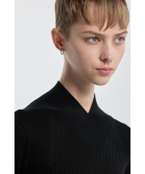 CINOH(チノ)の「15.5 MICRON WOOL SOFT V-NECK KNIT(ニット/セーター・レディース・ブラック/チャコールグレー/ベージュ・38/36)」の6枚目の写真