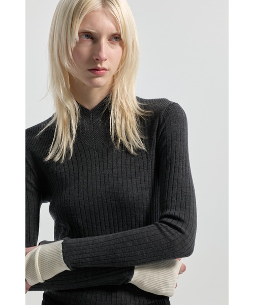 CINOH(チノ)の「15.5 MICRON WOOL SOFT V-NECK KNIT(ニット/セーター・レディース・ブラック/チャコールグレー/ベージュ・38/36)」の8枚目の写真