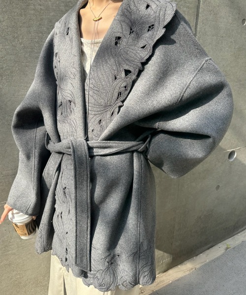 Ameri(アメリ)の「WOOL EMBROIDERY GOWN COAT(ノーカラーコート・レディース・ブラウン/グレー・MEDIUM/SMALL)」の2枚目の写真