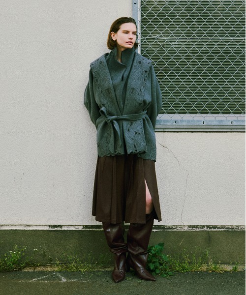 Ameri(アメリ)の「WOOL EMBROIDERY GOWN COAT(ノーカラーコート・レディース・ブラウン/グレー・MEDIUM/SMALL)」の10枚目の写真