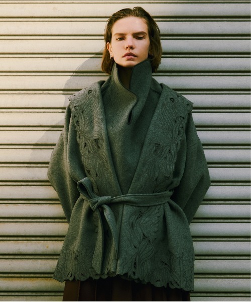 Ameri(アメリ)の「WOOL EMBROIDERY GOWN COAT(ノーカラーコート・レディース・ブラウン/グレー・MEDIUM/SMALL)」の11枚目の写真