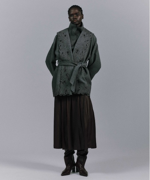 Ameri(アメリ)の「WOOL EMBROIDERY GOWN COAT(ノーカラーコート・レディース・ブラウン/グレー・MEDIUM/SMALL)」の12枚目の写真