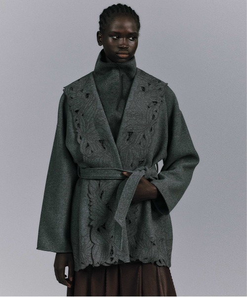 Ameri(アメリ)の「WOOL EMBROIDERY GOWN COAT(ノーカラーコート・レディース・ブラウン/グレー・MEDIUM/SMALL)」の13枚目の写真
