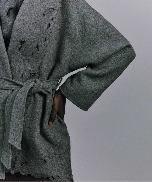 Ameri(アメリ)の「WOOL EMBROIDERY GOWN COAT(ノーカラーコート・レディース・ブラウン/グレー・MEDIUM/SMALL)」の14枚目の写真