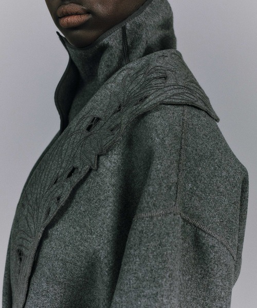Ameri(アメリ)の「WOOL EMBROIDERY GOWN COAT(ノーカラーコート・レディース・ブラウン/グレー・MEDIUM/SMALL)」の15枚目の写真