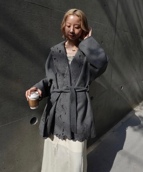 Ameri(アメリ)の「WOOL EMBROIDERY GOWN COAT(ノーカラーコート・レディース・ブラウン/グレー・MEDIUM/SMALL)」の3枚目の写真