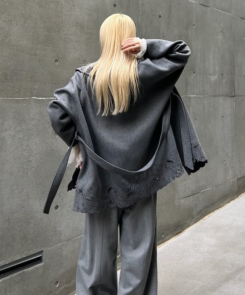 Ameri(アメリ)の「WOOL EMBROIDERY GOWN COAT(ノーカラーコート・レディース・ブラウン/グレー・MEDIUM/SMALL)」の6枚目の写真