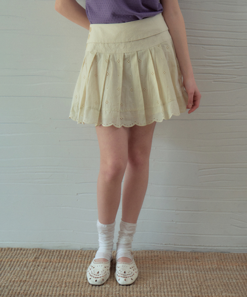 OURNOSTALGIA(アワー ノスタルジア)の「Eyelet Pleated Skirt_Cream(OB6SK09)(スカート・レディース・Cream・SMALL/MEDIUM/X-SMALL)」の2枚目の写真