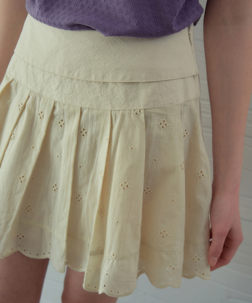 OURNOSTALGIA(アワー ノスタルジア)の「Eyelet Pleated Skirt_Cream(OB6SK09)(スカート・レディース・Cream・SMALL/MEDIUM/X-SMALL)」の3枚目の写真