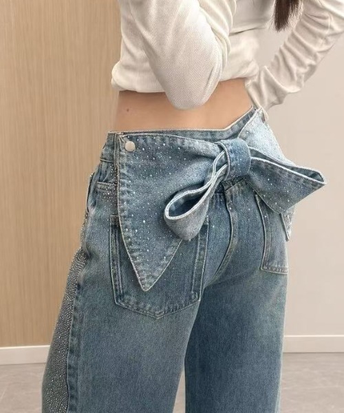 Achic(アシック)の「【SNSで話題!】バックリボンビジューデニムパンツ(デニムパンツ・レディース・ブルー・S/M/L)」の1枚目の写真