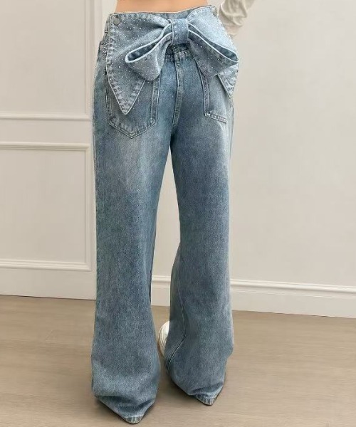 Achic(アシック)の「【SNSで話題!】バックリボンビジューデニムパンツ(デニムパンツ・レディース・ブルー・S/M/L)」の5枚目の写真
