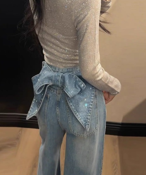 Achic(アシック)の「【SNSで話題!】バックリボンビジューデニムパンツ(デニムパンツ・レディース・ブルー・S/M/L)」の2枚目の写真
