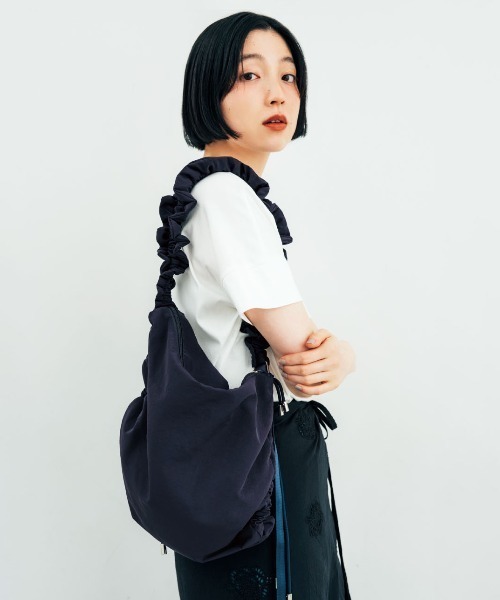 THREE FIFTY STANDARD(スリーフィフティースタンダード)の「THREE FIFTY STANDARD 小谷実由さんと CTFK に別注した サイドギャザーショルダーバッグ〈ネイビー〉(ショルダーバッグ・レディース・ネイビー・ONE SIZE)」の2枚目の写真