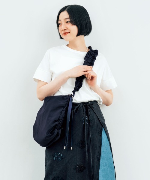 THREE FIFTY STANDARD(スリーフィフティースタンダード)の「THREE FIFTY STANDARD 小谷実由さんと CTFK に別注した サイドギャザーショルダーバッグ〈ネイビー〉(ショルダーバッグ・レディース・ネイビー・ONE SIZE)」の3枚目の写真