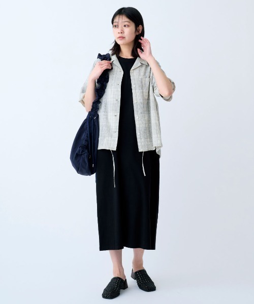 THREE FIFTY STANDARD(スリーフィフティースタンダード)の「THREE FIFTY STANDARD 小谷実由さんと CTFK に別注した サイドギャザーショルダーバッグ〈ネイビー〉(ショルダーバッグ・レディース・ネイビー・ONE SIZE)」の4枚目の写真