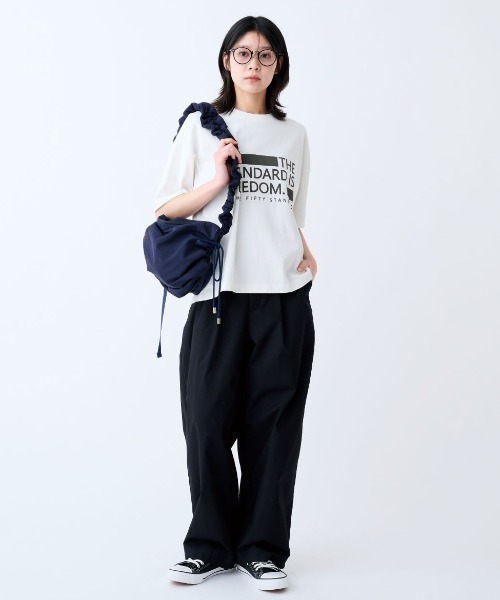 THREE FIFTY STANDARD(スリーフィフティースタンダード)の「THREE FIFTY STANDARD 小谷実由さんと CTFK に別注した サイドギャザーショルダーバッグ〈ネイビー〉(ショルダーバッグ・レディース・ネイビー・ONE SIZE)」の5枚目の写真
