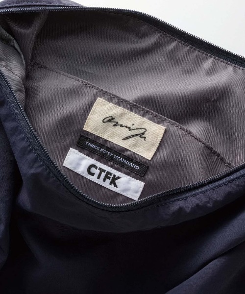 THREE FIFTY STANDARD(スリーフィフティースタンダード)の「THREE FIFTY STANDARD 小谷実由さんと CTFK に別注した サイドギャザーショルダーバッグ〈ネイビー〉(ショルダーバッグ・レディース・ネイビー・ONE SIZE)」の9枚目の写真