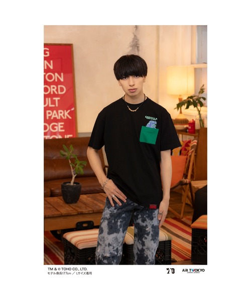 AIR TWOKYO（エアトゥーキョー）の「ゴジラ 70 周年記念　昭和シリーズシーンイラストポケットT シャツ（Tシャツ/カットソー・メンズ・ホワイト/ブラック・SMALL/MEDIUM/XX-LARGE/LARGE/X-LARGE）」の2枚目の写真