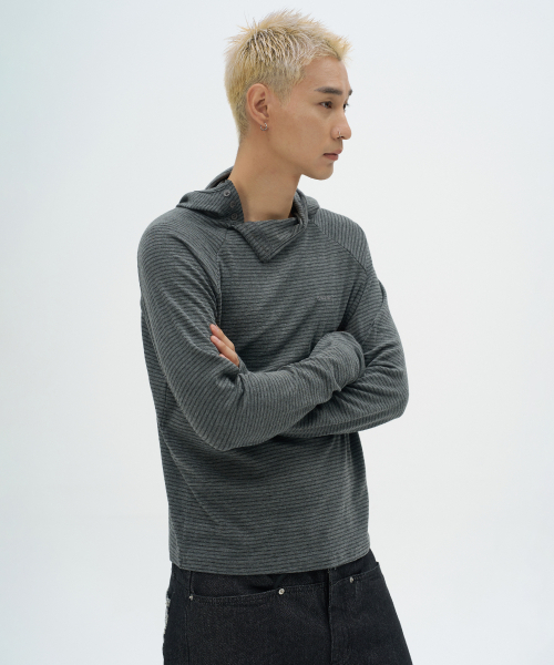 PLACESTUDIOMAN（プレイススタジオメンズ）の「ストライプハイネックボタンロゴ刺繍デイリーロングスリーブフードTシャツ[チャコール]（パーカー・メンズ・チャコール・FREE）」の4枚目の写真