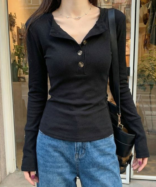 2ly2(トゥーリートゥー)の「ヘンリーネック リブカットソー 長袖 ボタンデザイン ストレッチ トップス(Tシャツ/カットソー・レディース・ブラック/グレー/キャメル・FREE)」の2枚目の写真