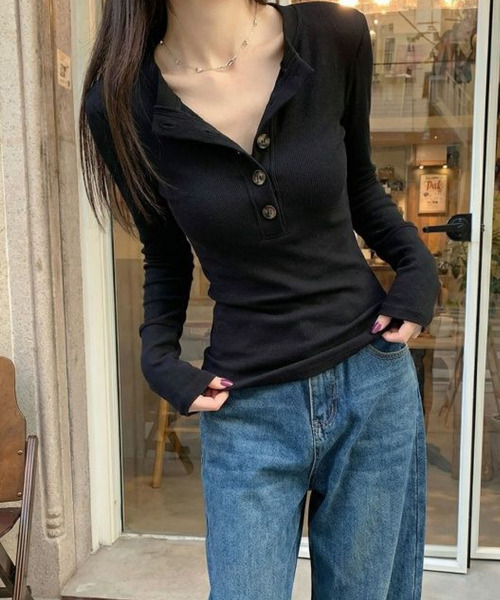 2ly2(トゥーリートゥー)の「ヘンリーネック リブカットソー 長袖 ボタンデザイン ストレッチ トップス(Tシャツ/カットソー・レディース・ブラック/グレー/キャメル・FREE)」の6枚目の写真