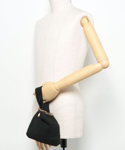 STELLA McCARTNEY(ステラマッカートニー)の「Falabella Wristlet Bag / ファラベラ リスト バッグ(ハンドバッグ・レディース・ブラック・ONE SIZE)」の5枚目の写真