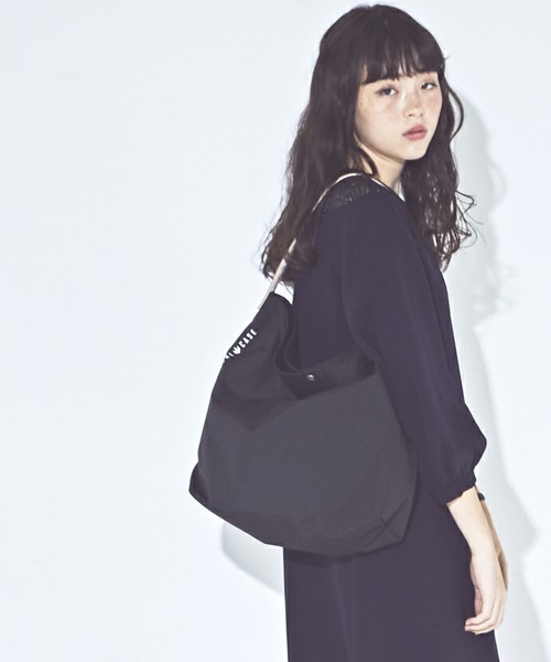 the case（ザケース）の「【THE CASE】KATATE LIGHT TOTE / カタテ ライト トート　プチプライス（トートバッグ・レディース・ネイビー/ブルー系その他/イエロー/オレンジ/ブラック/カーキ/ホワイト/ピンク/グレー/ブルー/ストーン・FREE）」の4枚目の写真