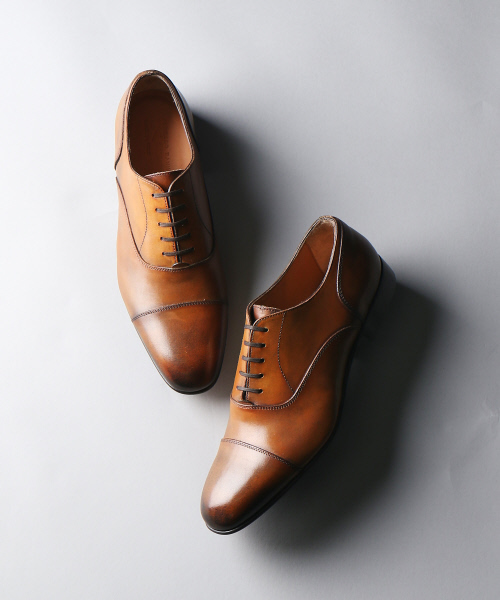 alfredoBANNISTER(アルフレッドバニスター)の「手染めストレートチップ(ドレスシューズ・メンズ・キャメル/ネイビー/ブラック・41/40/43/42/39/44)」の1枚目の写真