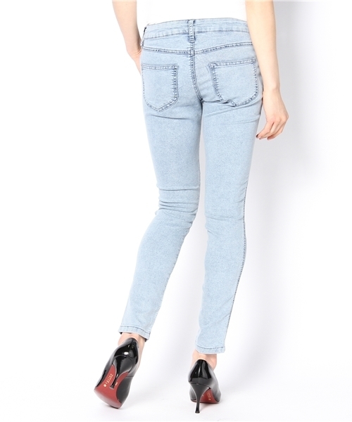 Chico（チコ）の「ケミカルスキニーデニム（その他パンツ・レディース・ケミカルウォッシュ/ブラック系その他/ホワイト/ミント/ピンク/ブルー・X-SMALL/SMALL/MEDIUM）」の11枚目の写真