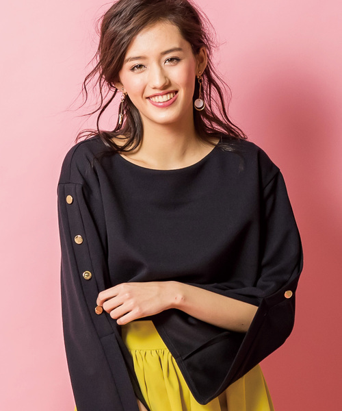 Ranan(ラナン)の「デザインボタン付スリット袖プルオーバー(Tシャツ/カットソー)」|ブラック