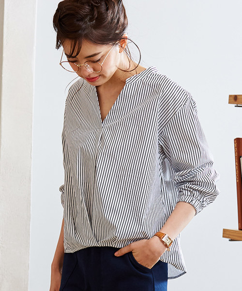 Live in comfort（リブインコンフォート）の「リブ　イン　コンフォート　ふわんとシルエットの華奢見せコットンプルオーバー（シャツ/ブラウス・レディース・ホワイト×ネイビー/オフホワイト/ピンク/ライトカーキ/ネイビー/ベージュ/ミント/ベージュ系その他・SMALL/LARGE/X-LARGE/XX-LARGE/MEDIUM/XXX-LARGE）」の3枚目の写真