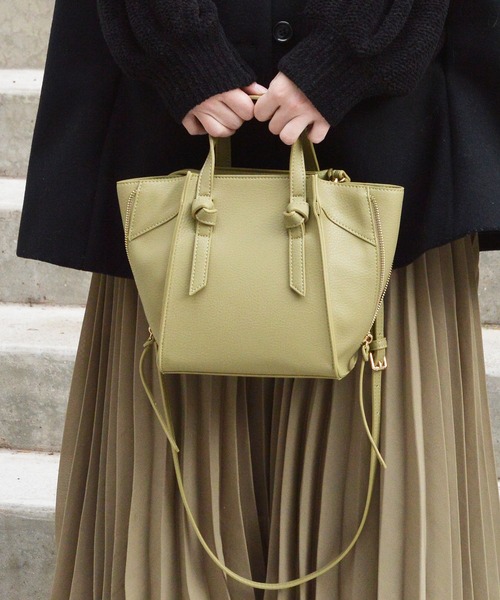 U（ユー）の「リエール 2WAYトートバッグ Sサイズ / ショルダー付き / 通勤バッグ（ビジネスバッグ・レディース・ブラック/アイボリー/ライトベージュ/ライトグレー/レッド/モカ/ブラウン/グリーン/オレンジ/ブルー系その他/その他1/その他/ブラウン系その他/ホワイト系その他/その他2/グレー系その他/ブルー系その他2/グレー系その他2/イエロー系その他/ベージュ系その他/ブラウン系その他2/グレー系その他3/イエロー系その他2/グリーン系その他/キャメル/グリーン系その他2/グリーン系その他3/ボルドー/シルバー/ブルー・FREE）」の16枚目の写真