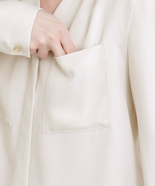 ADAM ET ROPE'(アダムエロペ)の「エステルVネックブラウス(シャツ/ブラウス・レディース・キナリ・FREE)」の11枚目の写真