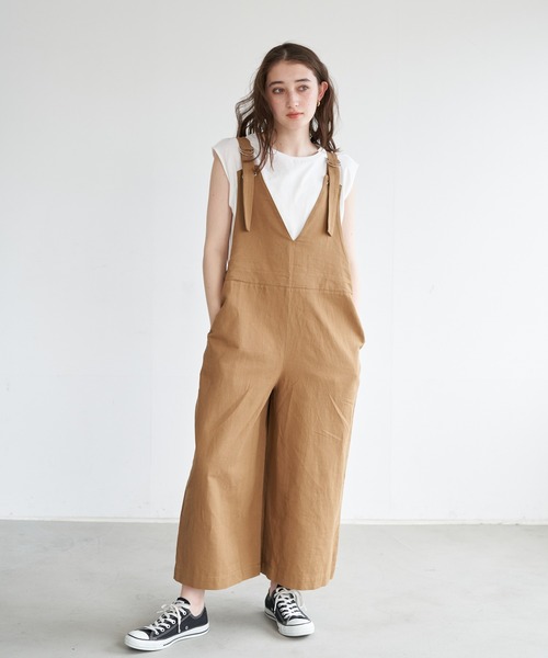 Editt by YECCA VECCA（エディットバイイェッカヴェッカ）の「麻混サロペット　＊（サロペット/オーバーオール・レディース・ブラック/キャメル/カーキ・FREE）」の1枚目の写真