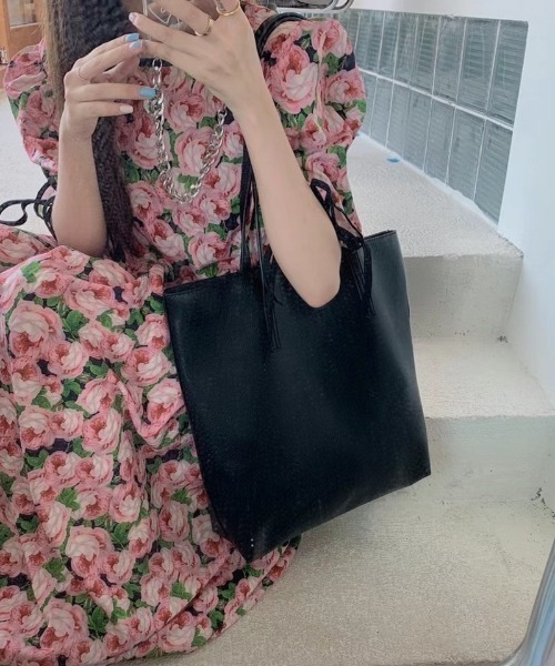 Loco Ocean（ロコオーシャン）の「インナーポーチ付きフェイクレザースクエアトートバッグ（トートバッグ・レディース・ブラック/マスタード/グリーン・ONE SIZE）」の4枚目の写真