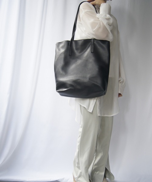 Loco Ocean（ロコオーシャン）の「インナーポーチ付きフェイクレザースクエアトートバッグ（トートバッグ・レディース・ブラック/マスタード/グリーン・ONE SIZE）」の6枚目の写真