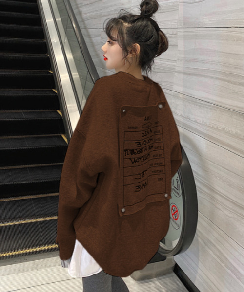 emi+（エミプラス）の「オーバーシルエットバックプリントトレーナー（スウェット・レディース・グレー/ブラック/ブルーグレー/ブラウン/ボルドー/カーキ・FREE）」の10枚目の写真