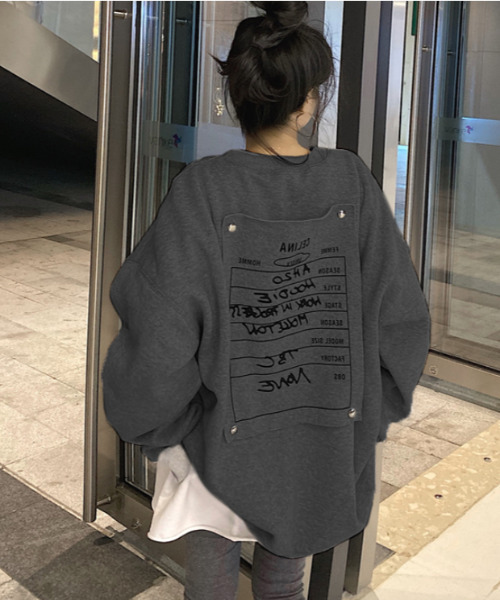 emi+（エミプラス）の「オーバーシルエットバックプリントトレーナー（スウェット・レディース・グレー/ブラック/ブルーグレー/ブラウン/ボルドー/カーキ・FREE）」の12枚目の写真