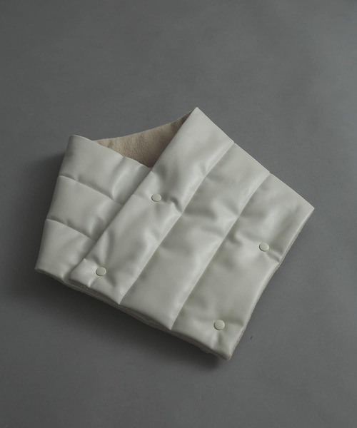 SENSE OF PLACE by URBAN RESEARCH（センスオブプレイスバイアーバンリサーチ）の「フェイクレザーパデットスカーフ（ストール/ショール・メンズ・ライトベージュ/ブラック・ONE）」の3枚目の写真