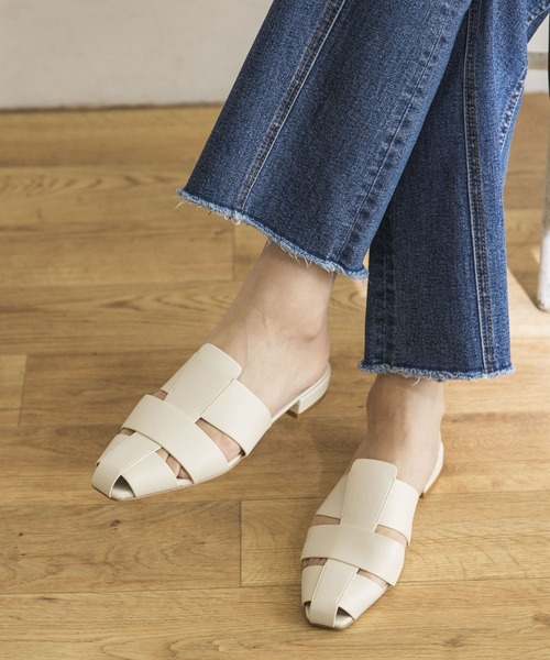 URBAN RESEARCH(アーバンリサーチ)の「スクエアトゥグルカサンダル(サンダル・レディース・ホワイト/ブラック・37/38/36)」の5枚目の写真