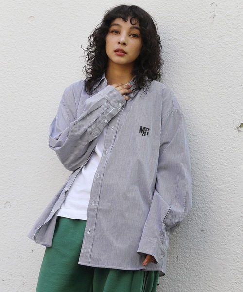 MSG（エムエスジー）の「ワンポイント刺繍ヴィンテージライク ビックシルエットシャツ 無地 ストライプ チェック オンブレ（シャツ/ブラウス・メンズ・ブラック系その他/レッド系その他/ベージュ/グリーン系その他/ブルー系その他/ホワイト/グリーン/ブルー系その他2/ブラック系その他2/ブラウン系1・L/M/S）」の2枚目の写真