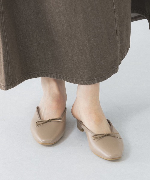 URBAN RESEARCH ROSSO WOMEN（アーバンリサーチ　ロッソ）の「『MADE IN JAPAN』スクエアトゥバレエミュール（パンプス・レディース・ブラック/オフホワイト/ベージュ系その他・38/37/36）」の5枚目の写真