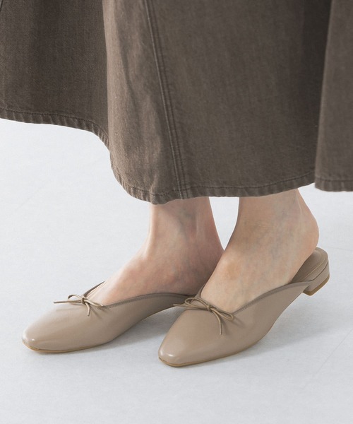 URBAN RESEARCH ROSSO WOMEN（アーバンリサーチ　ロッソ）の「『MADE IN JAPAN』スクエアトゥバレエミュール（パンプス・レディース・ブラック/オフホワイト/ベージュ系その他・38/37/36）」の6枚目の写真