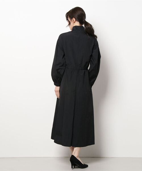 Q（キュー）の「ハーフジップワンピース（シャツワンピース・レディース・ライトグレー/ブラック・MEDIUM）」の4枚目の写真