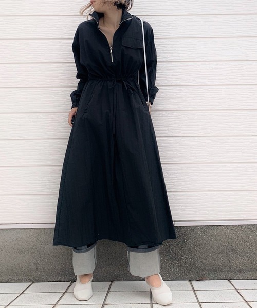 Q（キュー）の「ハーフジップワンピース（シャツワンピース・レディース・ライトグレー/ブラック・MEDIUM）」の2枚目の写真