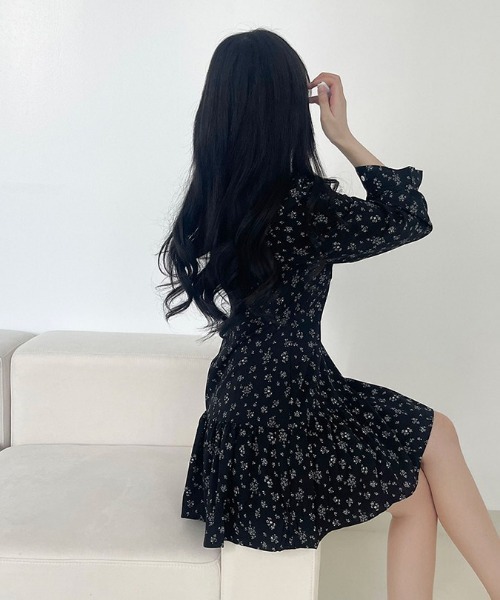 BEIDELLI（ベイデリー）の「[BELLIDE MADE] [2color] フラワーシャーリングミニワンピース（ワンピース・レディース・ブラック/ベージュ・FREE）」の3枚目の写真